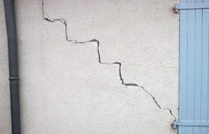 Fissure importante sur façade, réparation par Aubagne Façades