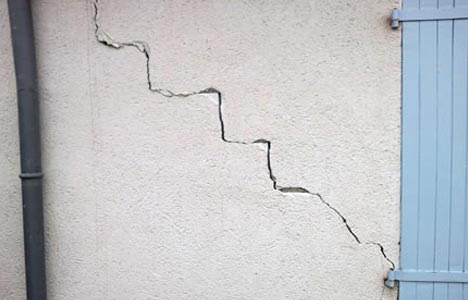 Fissure importante sur façade, réparation par Aubagne Façades