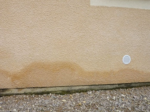 Façade avec traces d'humidité en pied de mur, Aubagne Façades