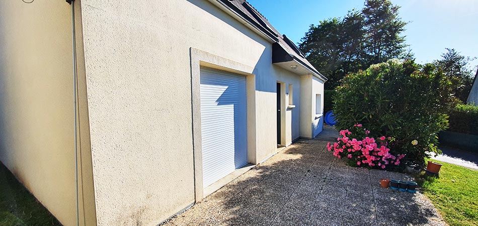 Façade de maison avec garage et entrée rénovés par Aubagne Façades