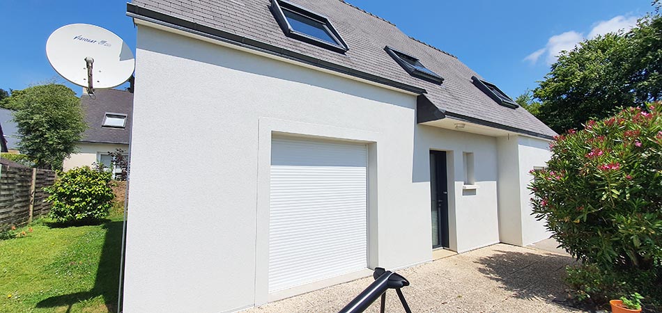 Façade de maison rénovée avec enduit blanc par Aubagne Façades