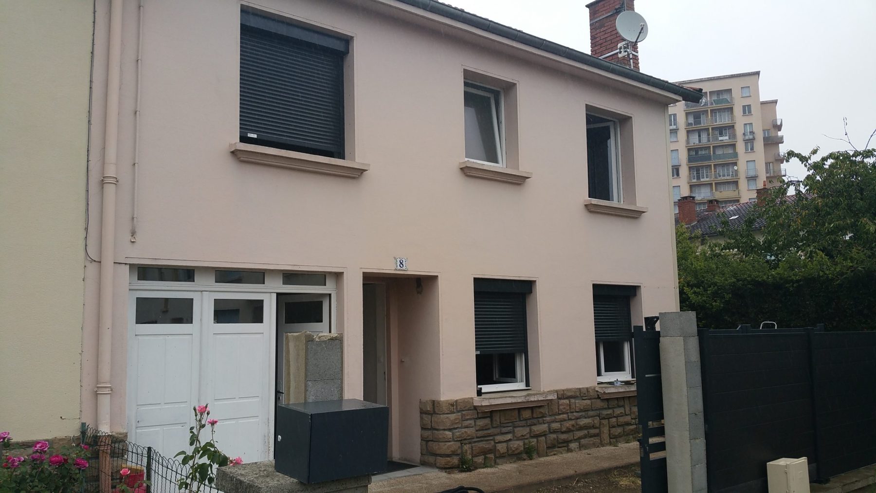 Façade de maison rénovée par Aubagne Façades avec enduit rose clair