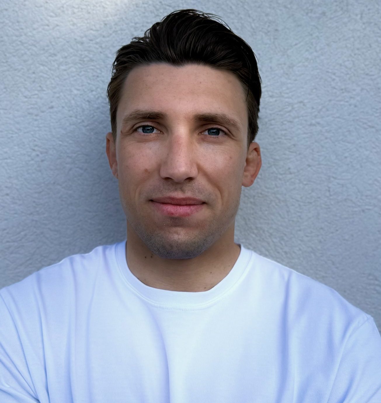 Portrait d’homme en t-shirt blanc Aubagne Façades