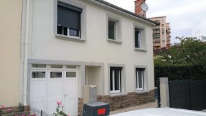 Façade de maison rénovée avec enduit clair et encadrements gris Aubagne Façades