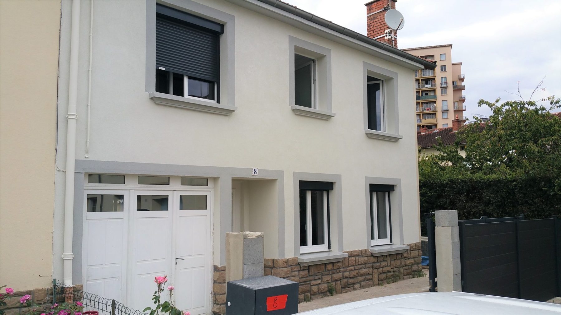 Façade de maison rénovée avec enduit clair et encadrements gris Aubagne Façades