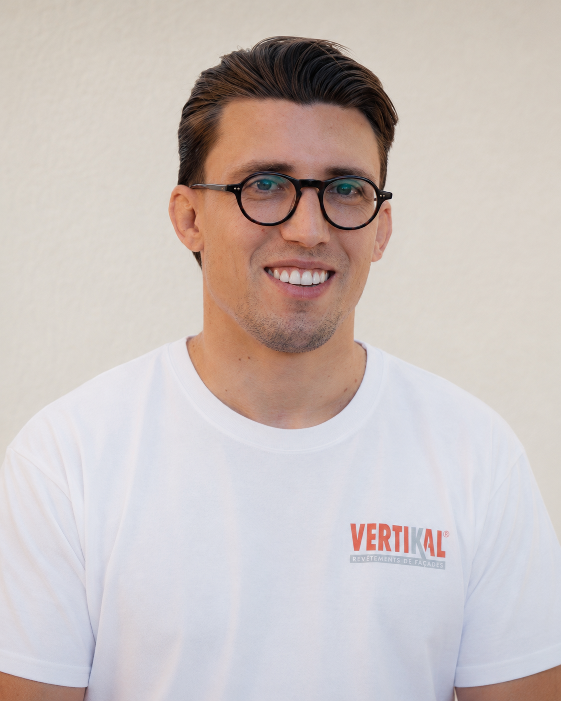 Portrait d’un employé Aubagne Façades en polo blanc avec lunettes