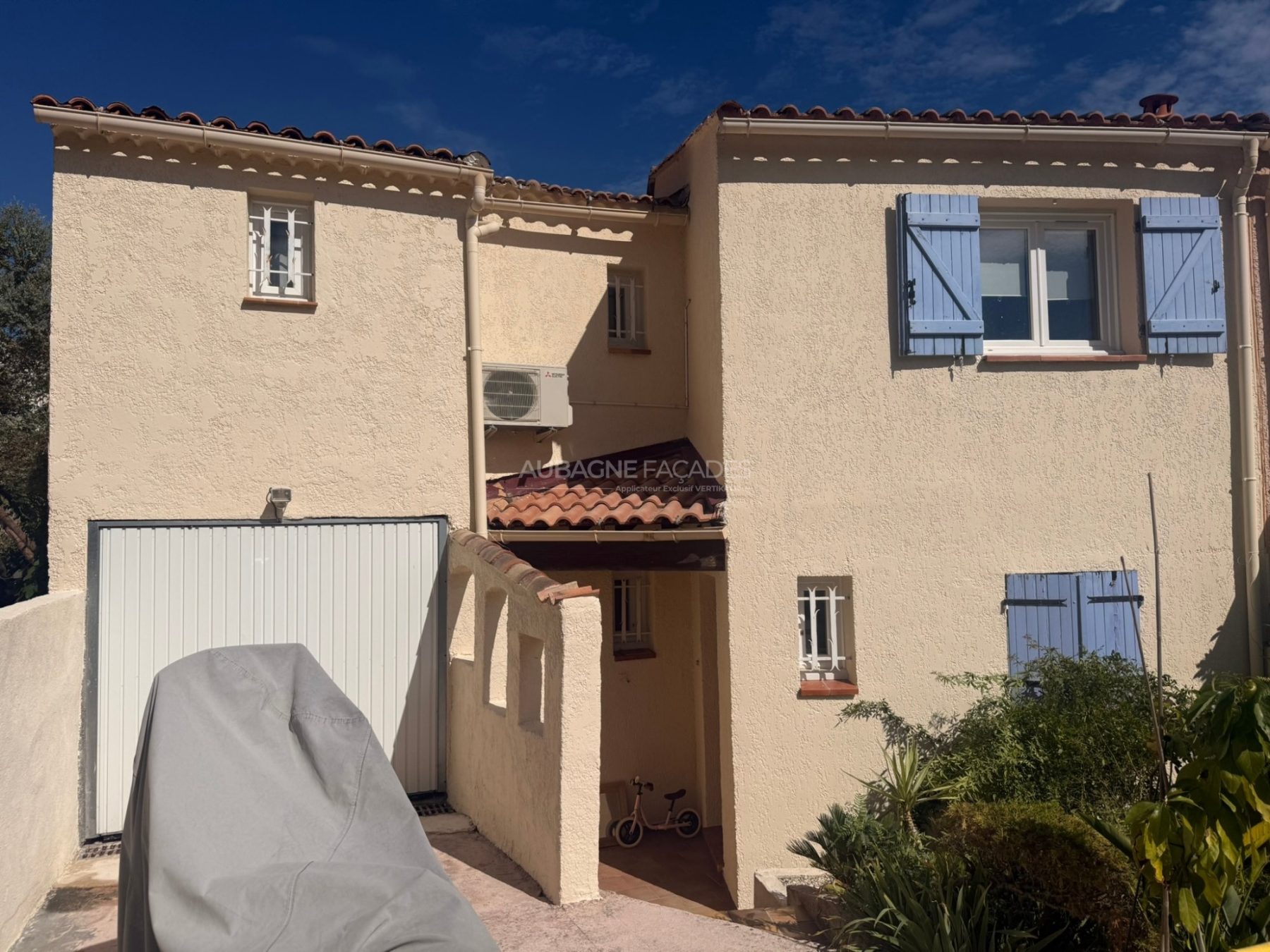 Façade de maison rénovée en enduit clair par Aubagne Façades