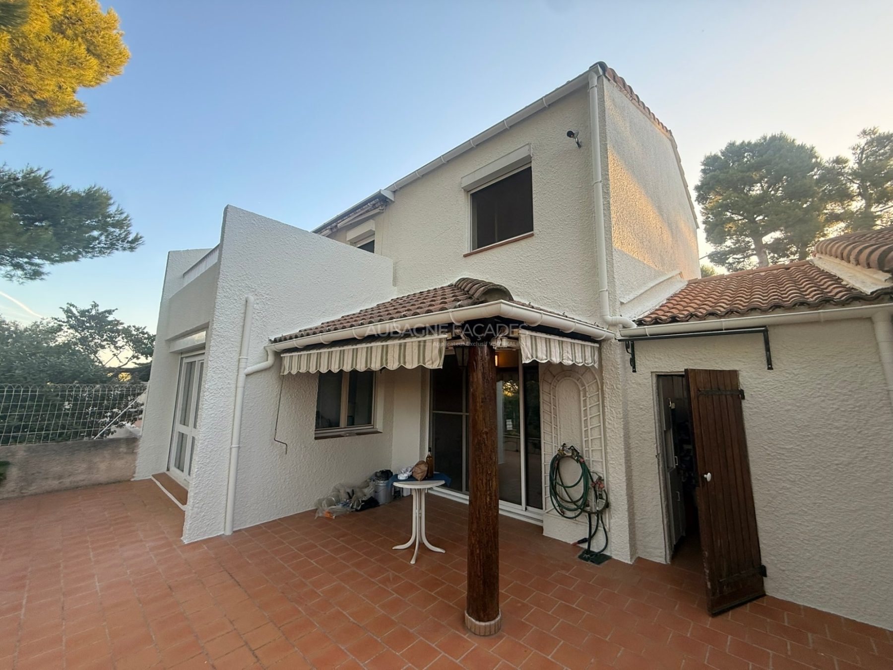 Façade de maison rénovée avec enduit blanc par Aubagne Façades