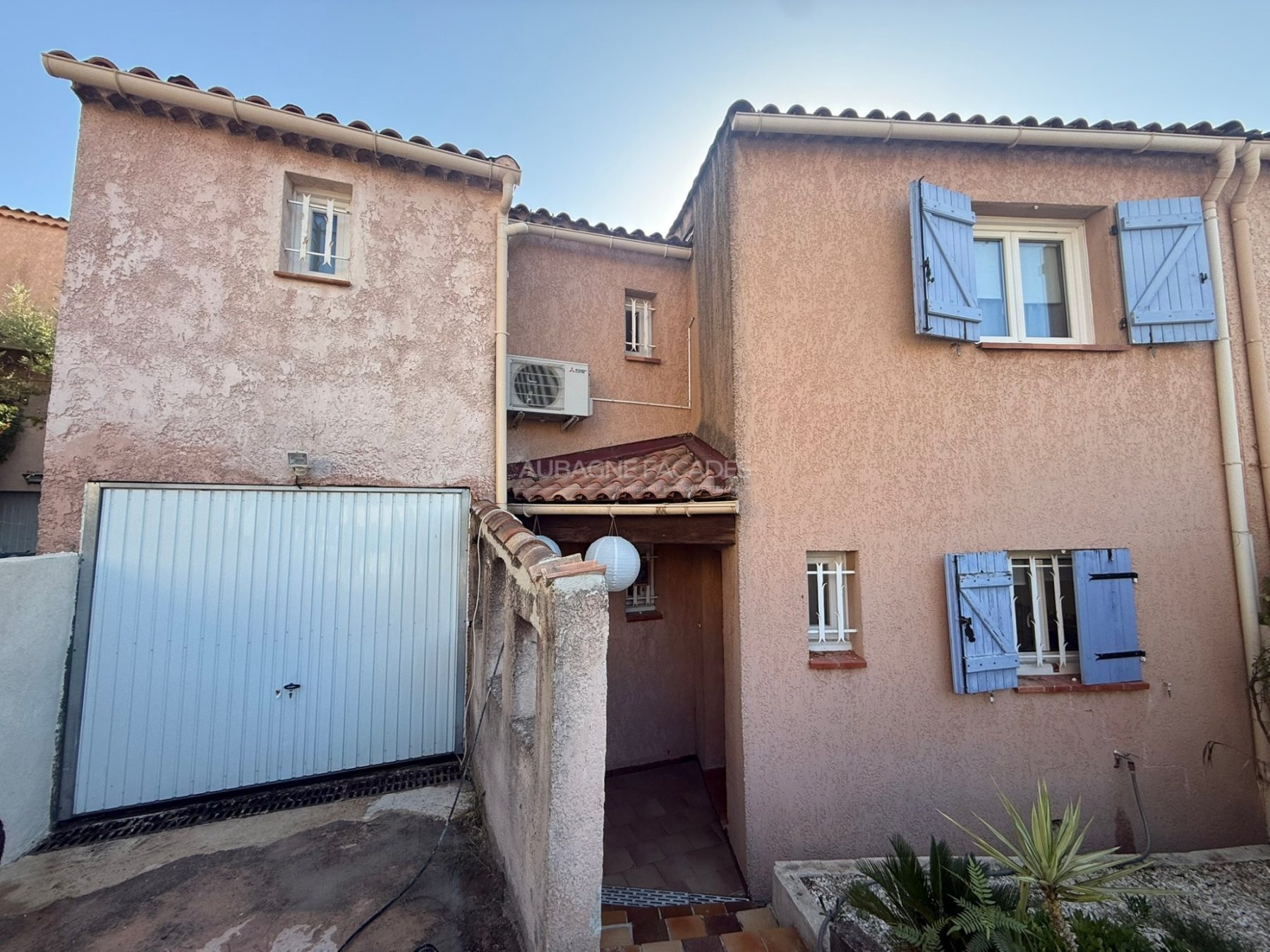 Façade de maison enduite rose avec volets bleus, rénovation Aubagne Façades