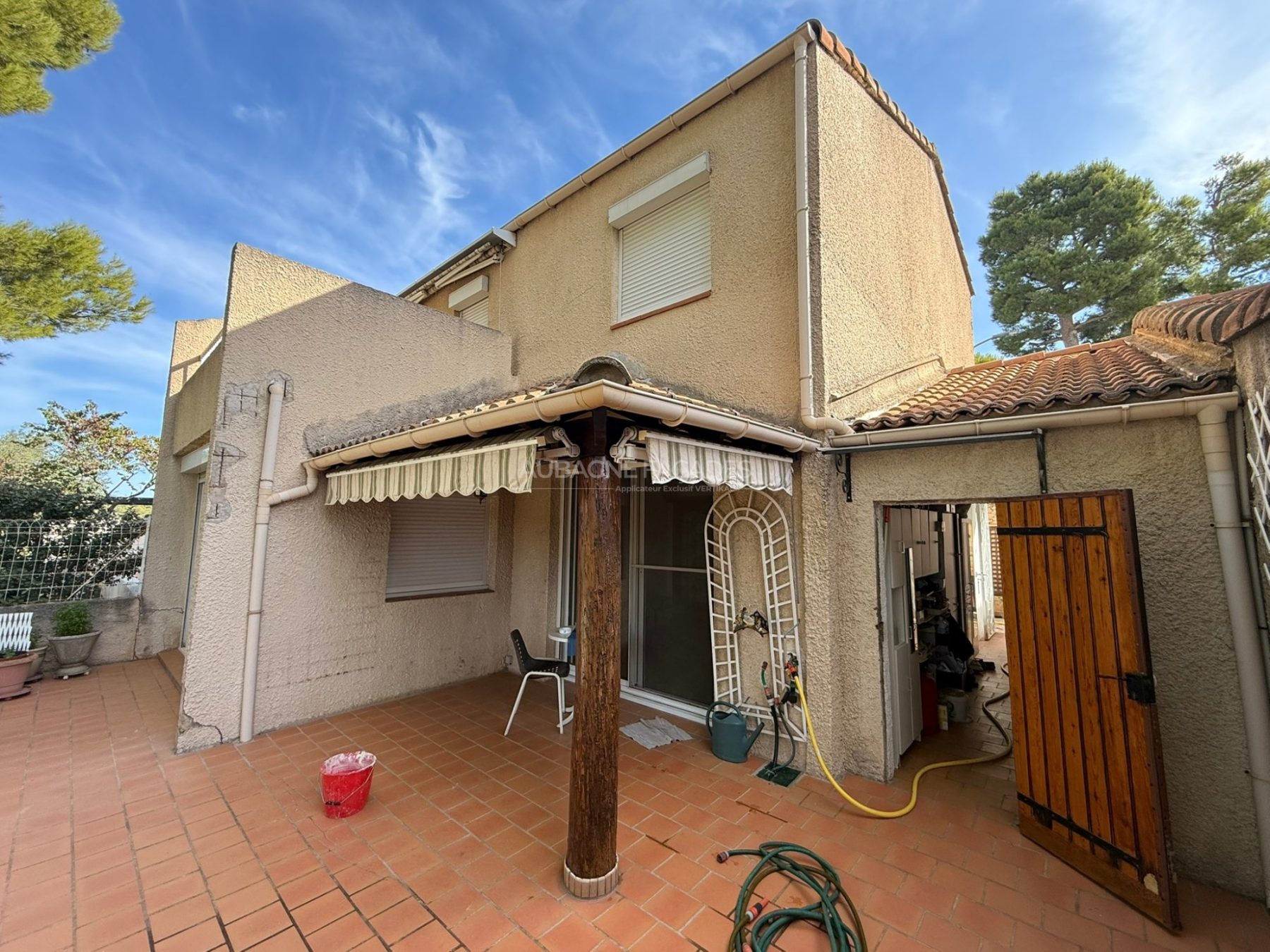 Façade de maison à rénover avec traces d’humidité, Aubagne Façades
